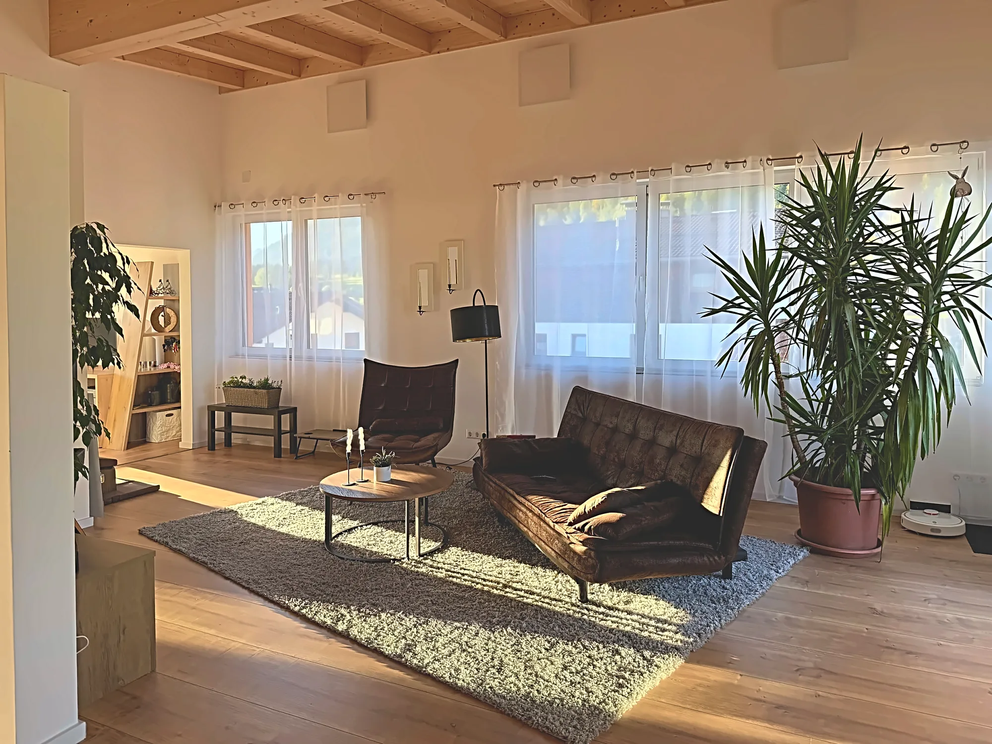Wohnbereich im Penthouse No. 17 mit großen Fenstern